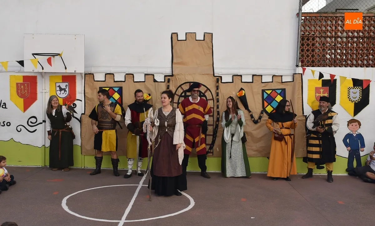 Foto 2 - Misioneras recibe con sus profesores ataviados para la ocasi&oacute;n a integrantes de Rodericus