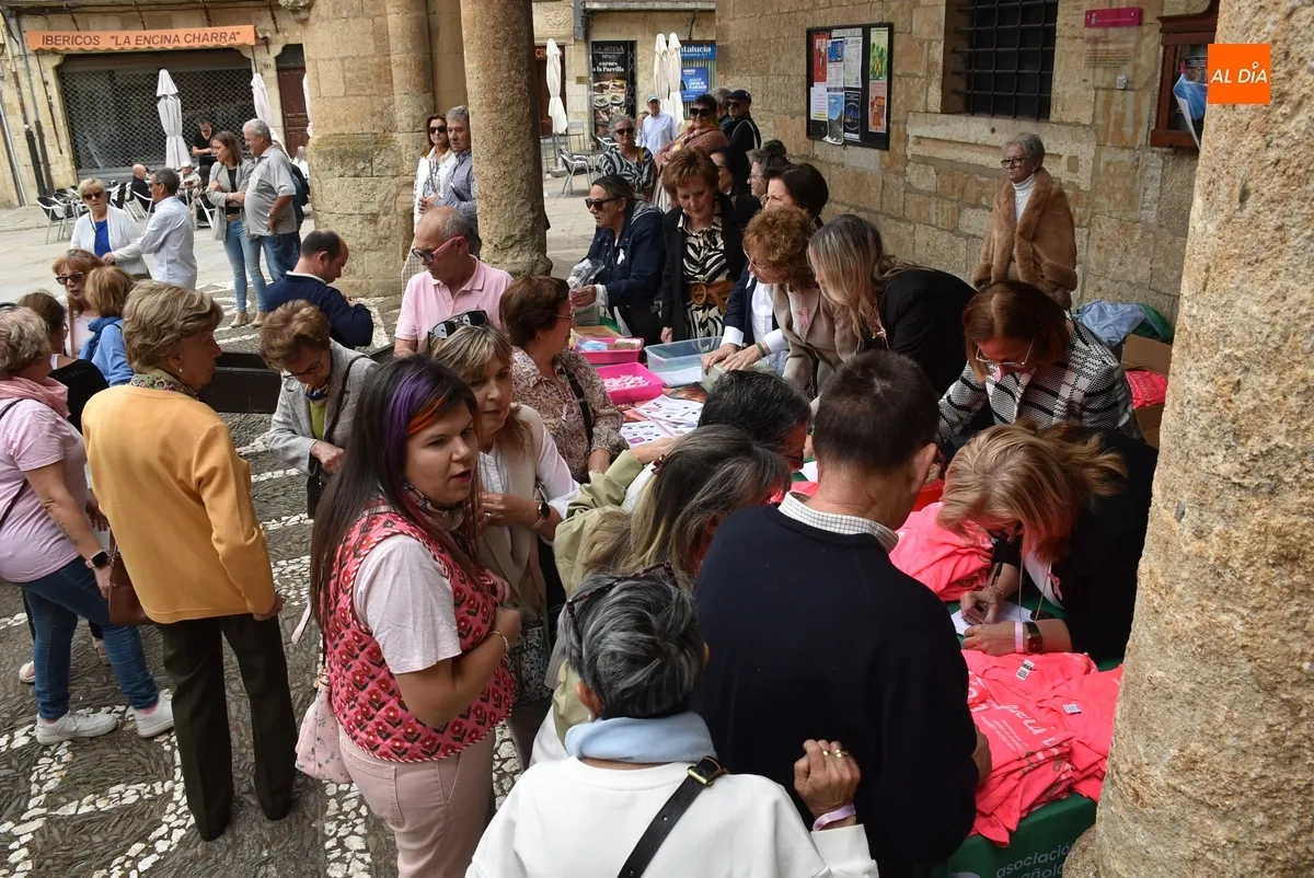 Foto 5 - La AECC apuesta por incidir en las emociones en su lazo humano por el D&iacute;a contra el C&aacute;ncer de Mama
