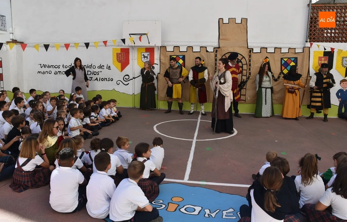 Foto 4 - Misioneras recibe con sus profesores ataviados para la ocasi&oacute;n a integrantes de Rodericus