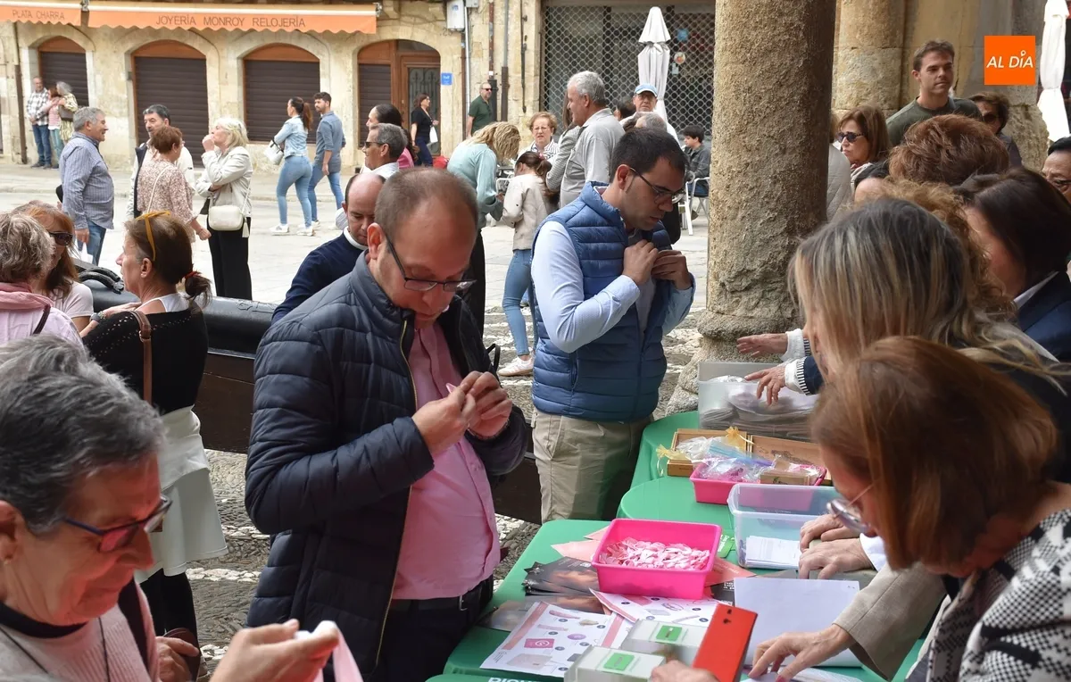 Foto 7 - La AECC apuesta por incidir en las emociones en su lazo humano por el D&iacute;a contra el C&aacute;ncer de Mama