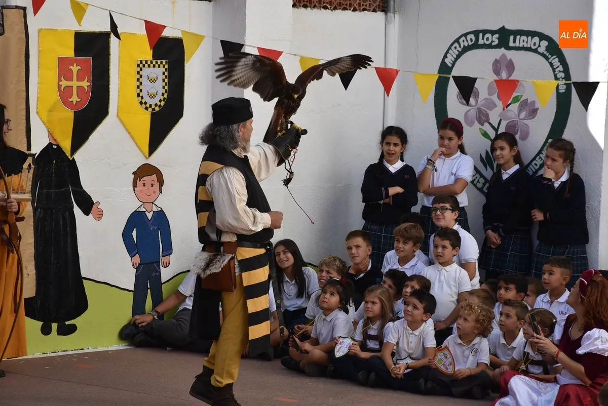 Foto 6 - Misioneras recibe con sus profesores ataviados para la ocasi&oacute;n a integrantes de Rodericus