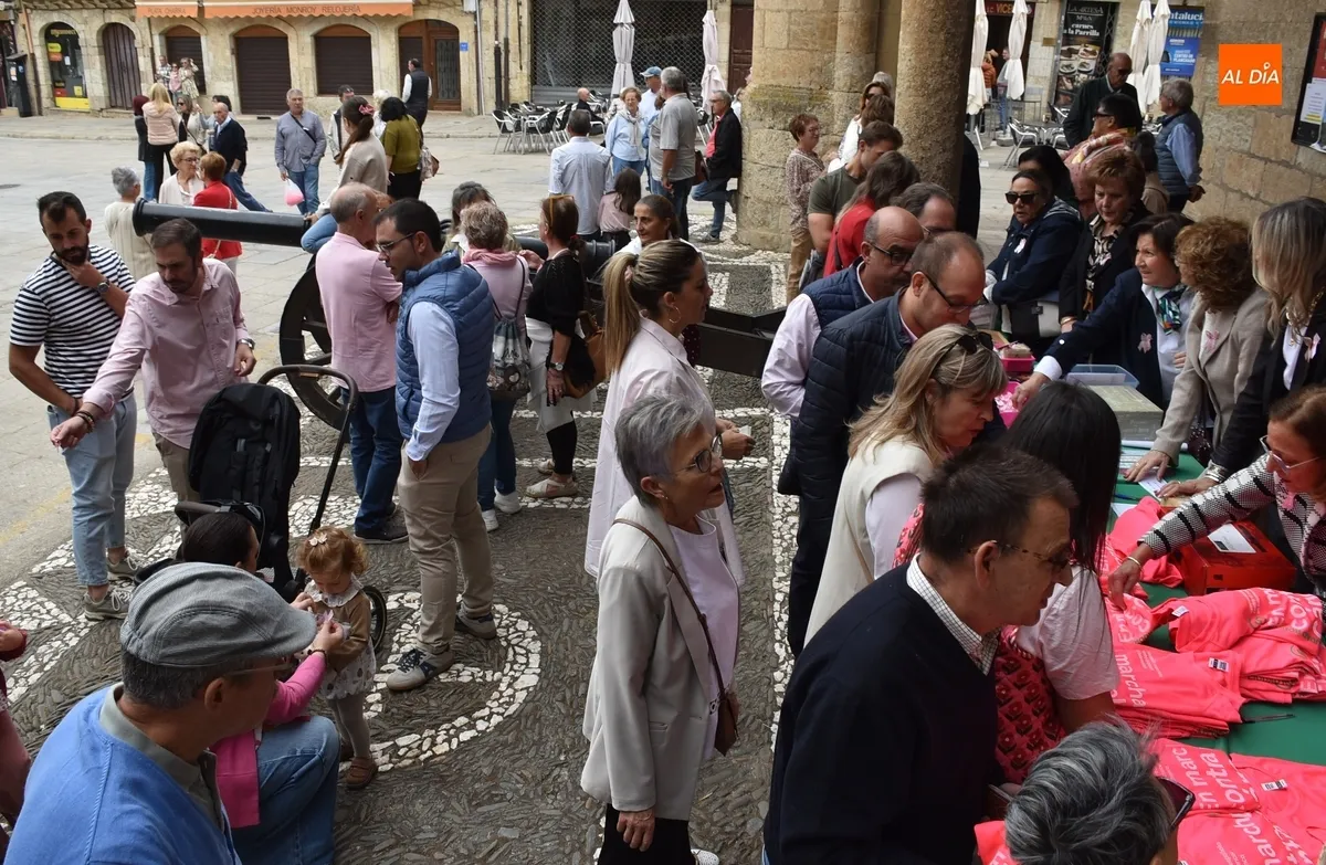 Foto 8 - La AECC apuesta por incidir en las emociones en su lazo humano por el D&iacute;a contra el C&aacute;ncer de Mama