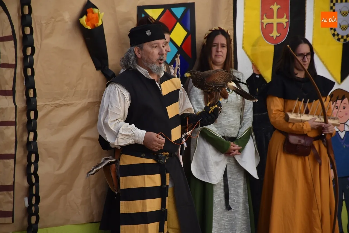 Foto 7 - Misioneras recibe con sus profesores ataviados para la ocasi&oacute;n a integrantes de Rodericus