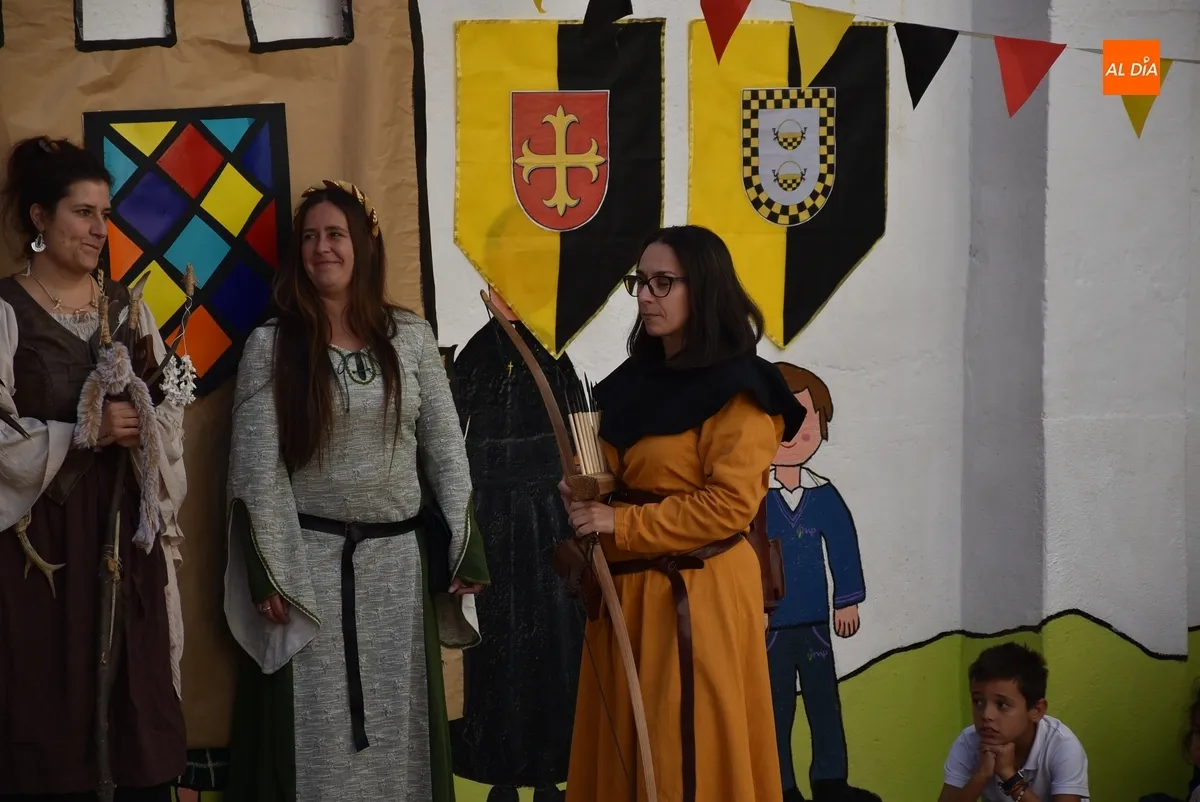 Foto 8 - Misioneras recibe con sus profesores ataviados para la ocasi&oacute;n a integrantes de Rodericus