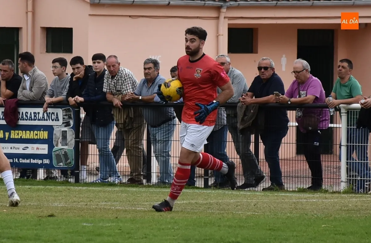 Foto 2 - El Ciudad Rodrigo llega a base de golazos al &eacute;pico repoker de victorias para arrancar el curso