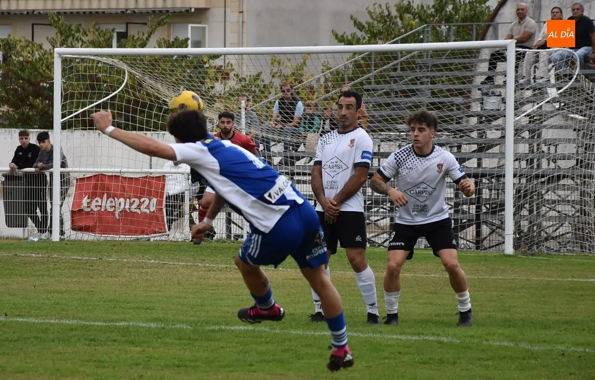 Foto 3 - El Ciudad Rodrigo llega a base de golazos al &eacute;pico repoker de victorias para arrancar el curso