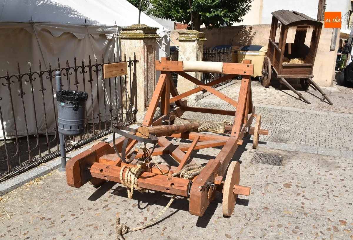 Foto 2 - &Uacute;ltimos preparativos para la Feria mientras los mirobrigenses se van acercando a por sus trajes