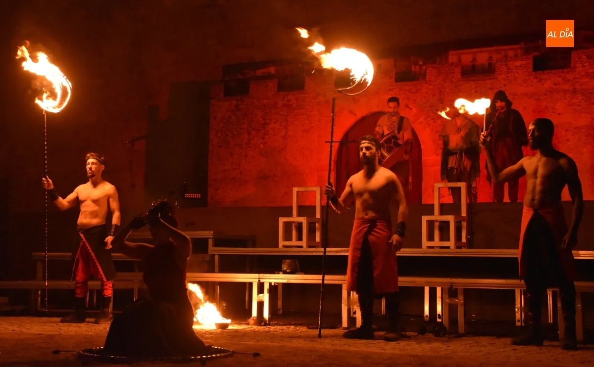 Foto 4 - El maratoniano s&aacute;bado de Feria culmina con un sugerente espect&aacute;culo de fuego, m&uacute;sica y baile