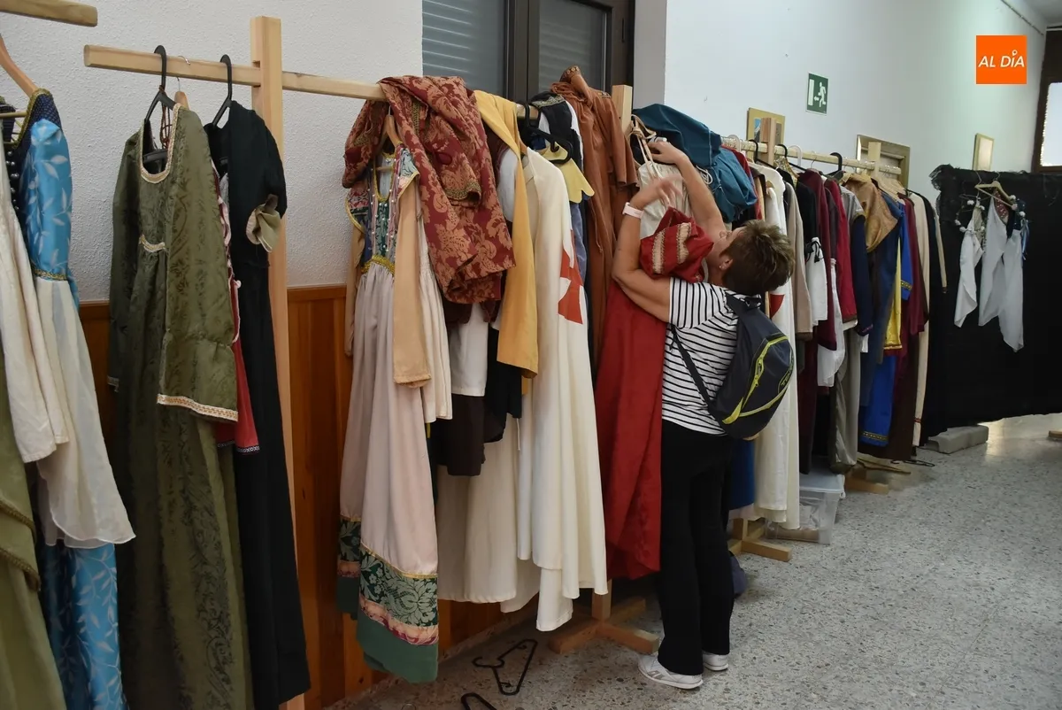 Foto 9 - &Uacute;ltimos preparativos para la Feria mientras los mirobrigenses se van acercando a por sus trajes