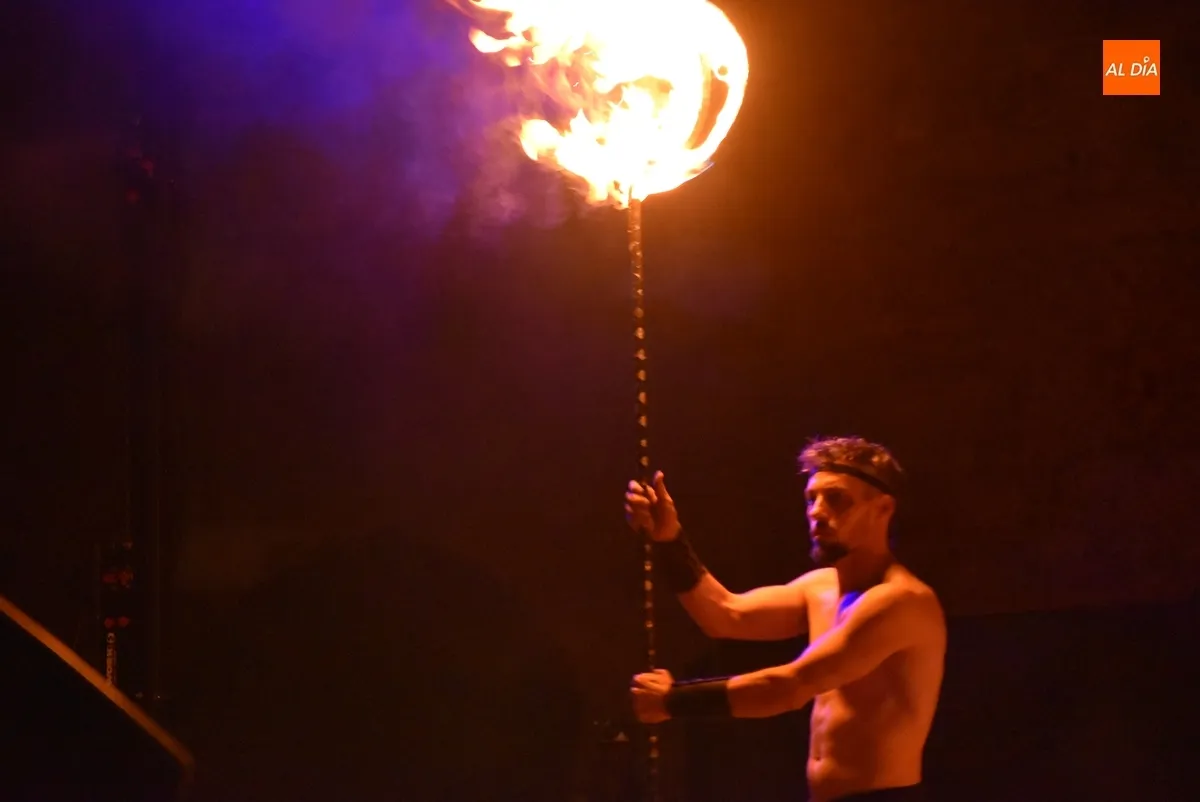 Foto 5 - El maratoniano s&aacute;bado de Feria culmina con un sugerente espect&aacute;culo de fuego, m&uacute;sica y baile