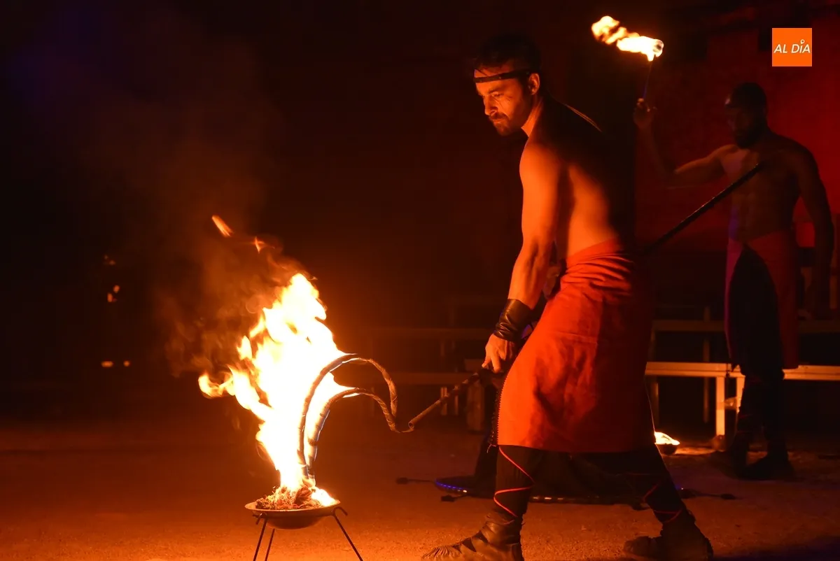 Foto 6 - El maratoniano s&aacute;bado de Feria culmina con un sugerente espect&aacute;culo de fuego, m&uacute;sica y baile