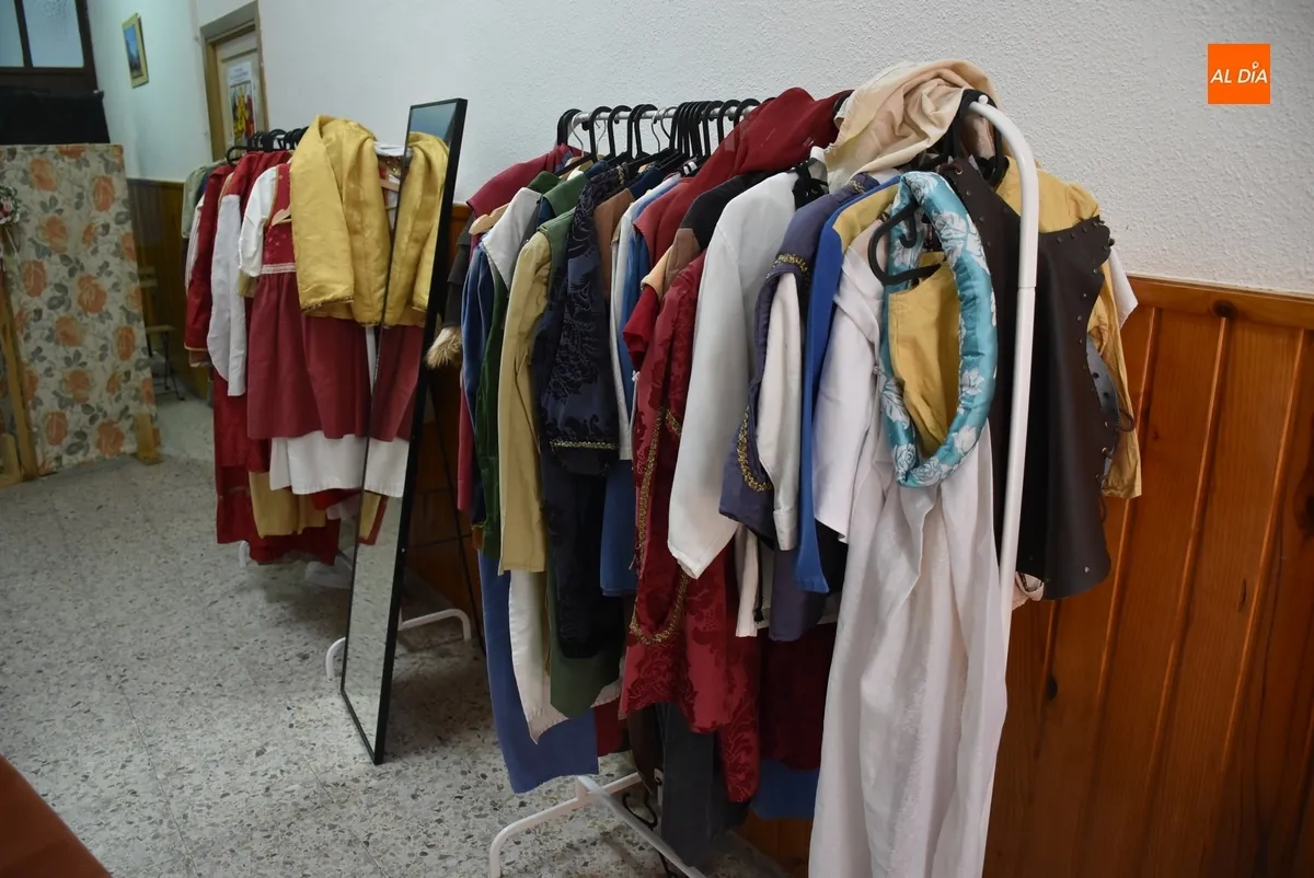 Foto 11 - &Uacute;ltimos preparativos para la Feria mientras los mirobrigenses se van acercando a por sus trajes