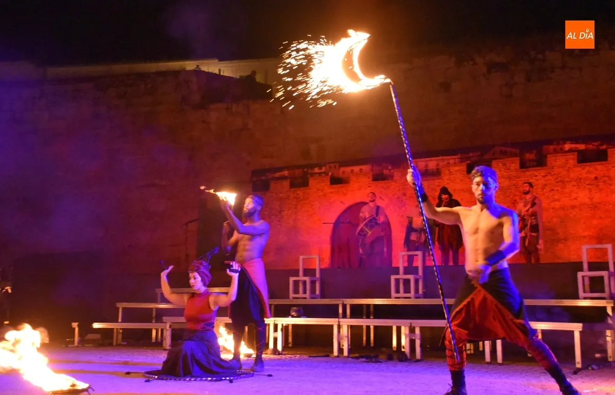 Foto 8 - El maratoniano s&aacute;bado de Feria culmina con un sugerente espect&aacute;culo de fuego, m&uacute;sica y baile