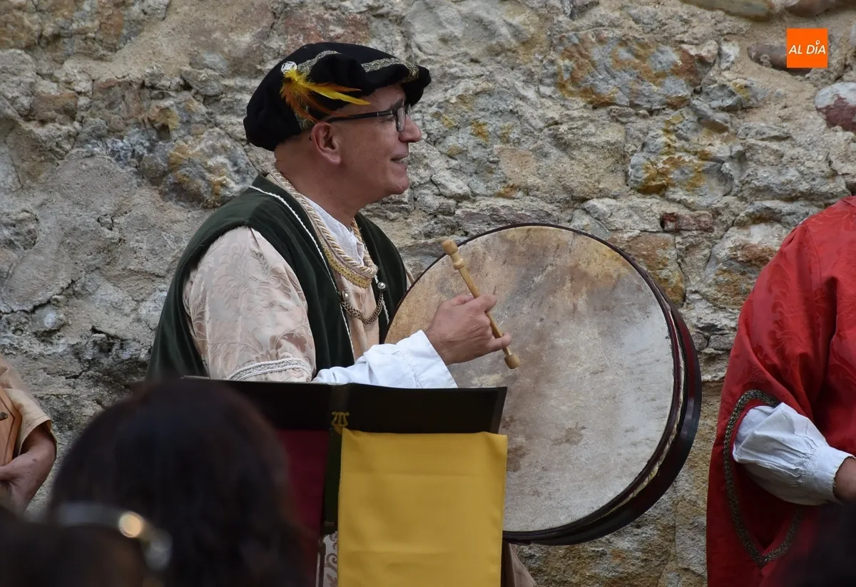 Foto 5 - Alcandora se encarga de abrir la extens&iacute;sima programaci&oacute;n de la Feria Medieval