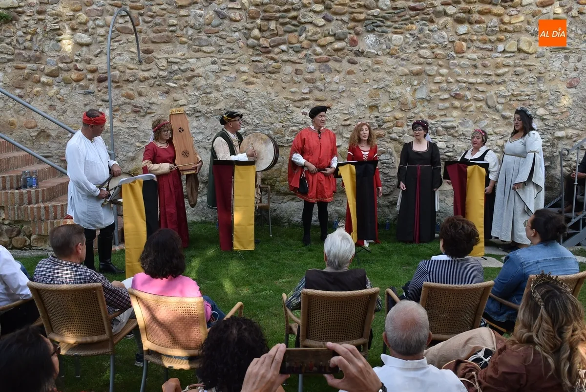 Foto 6 - Alcandora se encarga de abrir la extens&iacute;sima programaci&oacute;n de la Feria Medieval