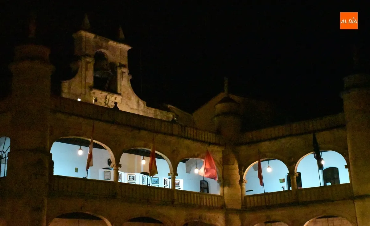 Foto 4 - El D&iacute;a Internacional de la Dislexia viste de azul la balconada de la Casa Consistorial