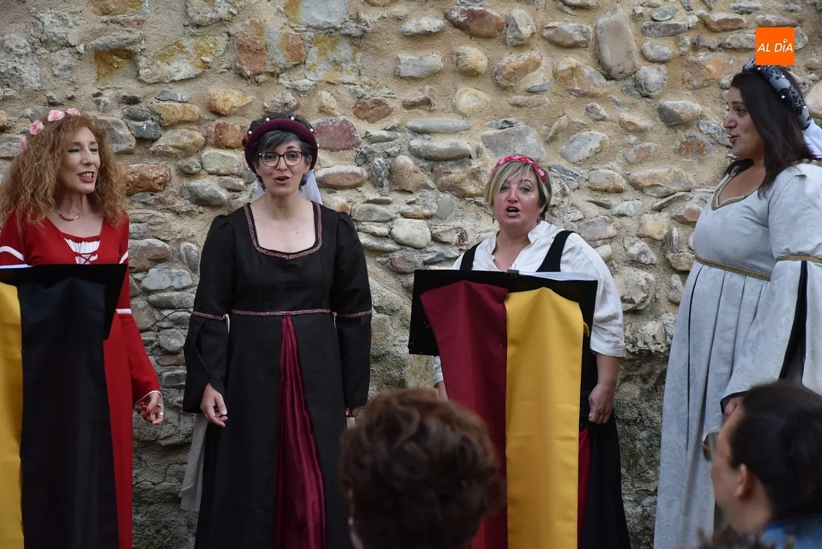 Foto 7 - Alcandora se encarga de abrir la extens&iacute;sima programaci&oacute;n de la Feria Medieval