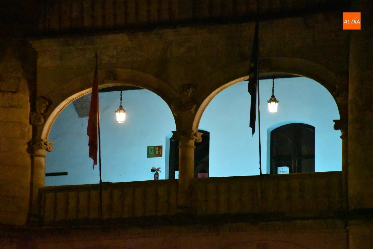 Foto 5 - El D&iacute;a Internacional de la Dislexia viste de azul la balconada de la Casa Consistorial