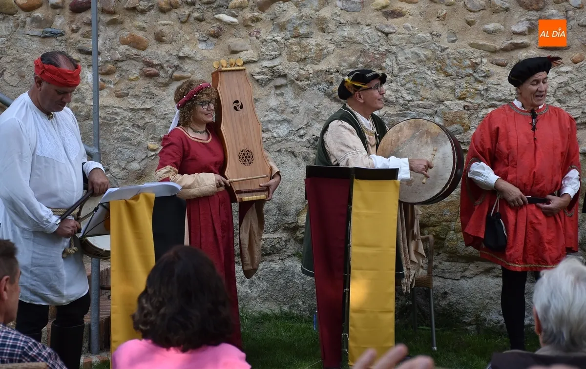 Foto 8 - Alcandora se encarga de abrir la extens&iacute;sima programaci&oacute;n de la Feria Medieval