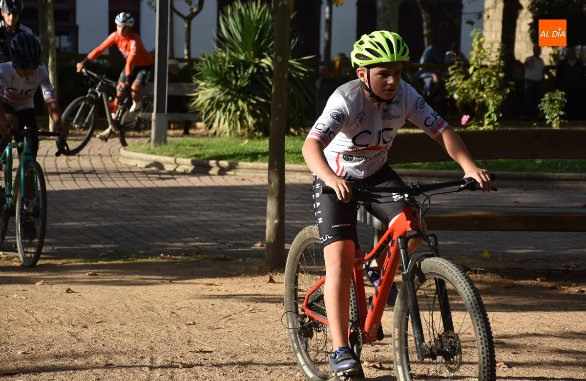Foto 5 - El Club J&oacute;venes Ciclistas lleva a cabo en La Glorieta su primera Jornada de Puertas Abiertas
