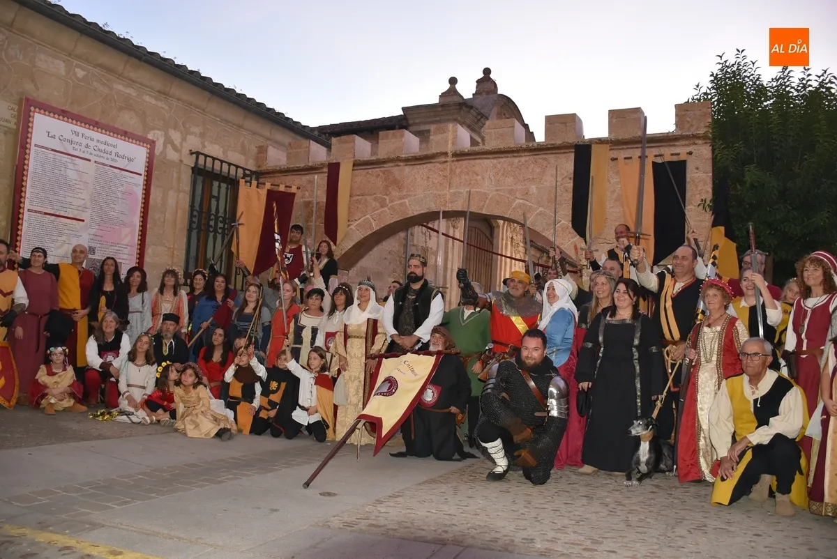 Foto 2 - Ciudad Rodrigo recibe entre m&uacute;ltiples vivas a los Reyes en un concurrid&iacute;simo desfile