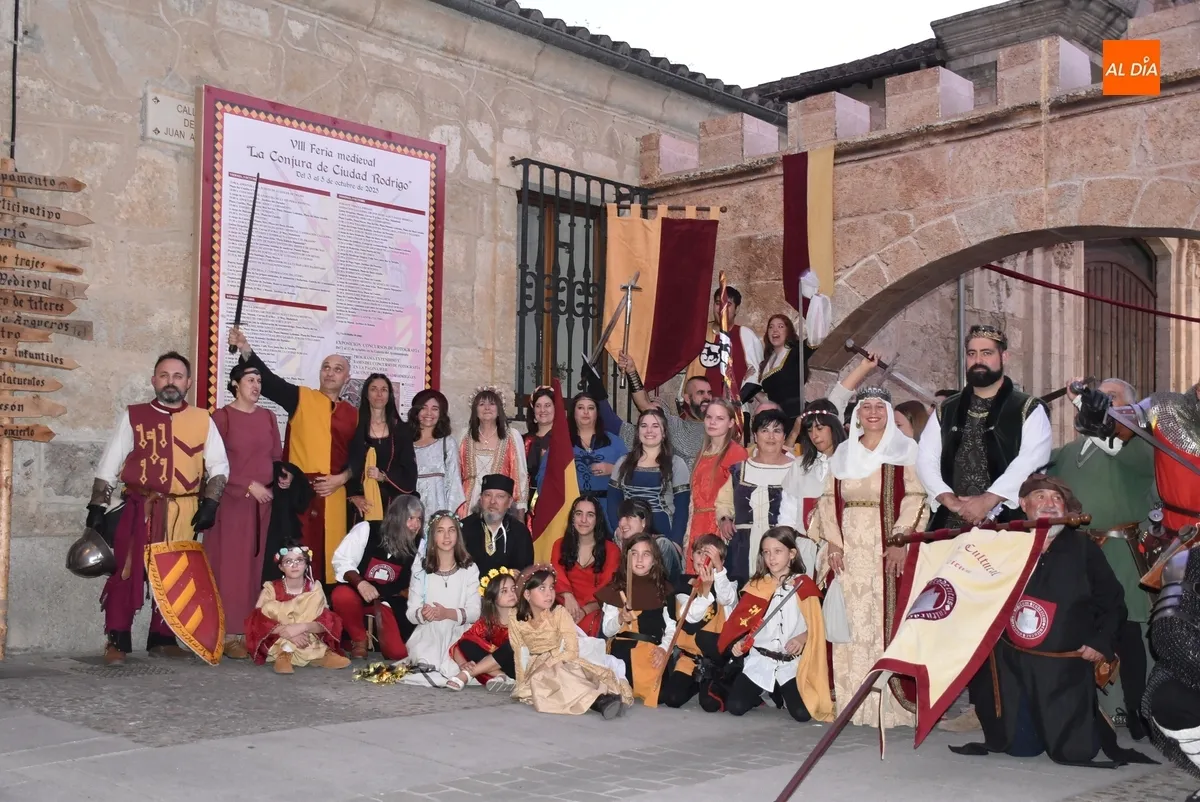 Foto 3 - Ciudad Rodrigo recibe entre m&uacute;ltiples vivas a los Reyes en un concurrid&iacute;simo desfile