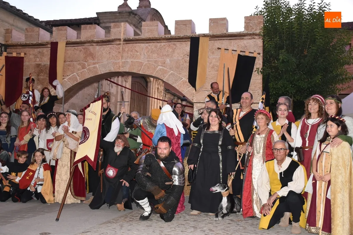 Foto 4 - Ciudad Rodrigo recibe entre m&uacute;ltiples vivas a los Reyes en un concurrid&iacute;simo desfile