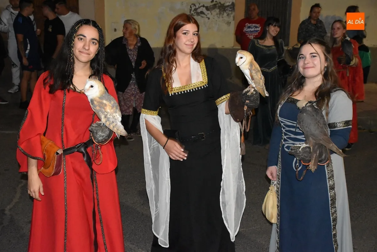 Foto 5 - Ciudad Rodrigo recibe entre m&uacute;ltiples vivas a los Reyes en un concurrid&iacute;simo desfile