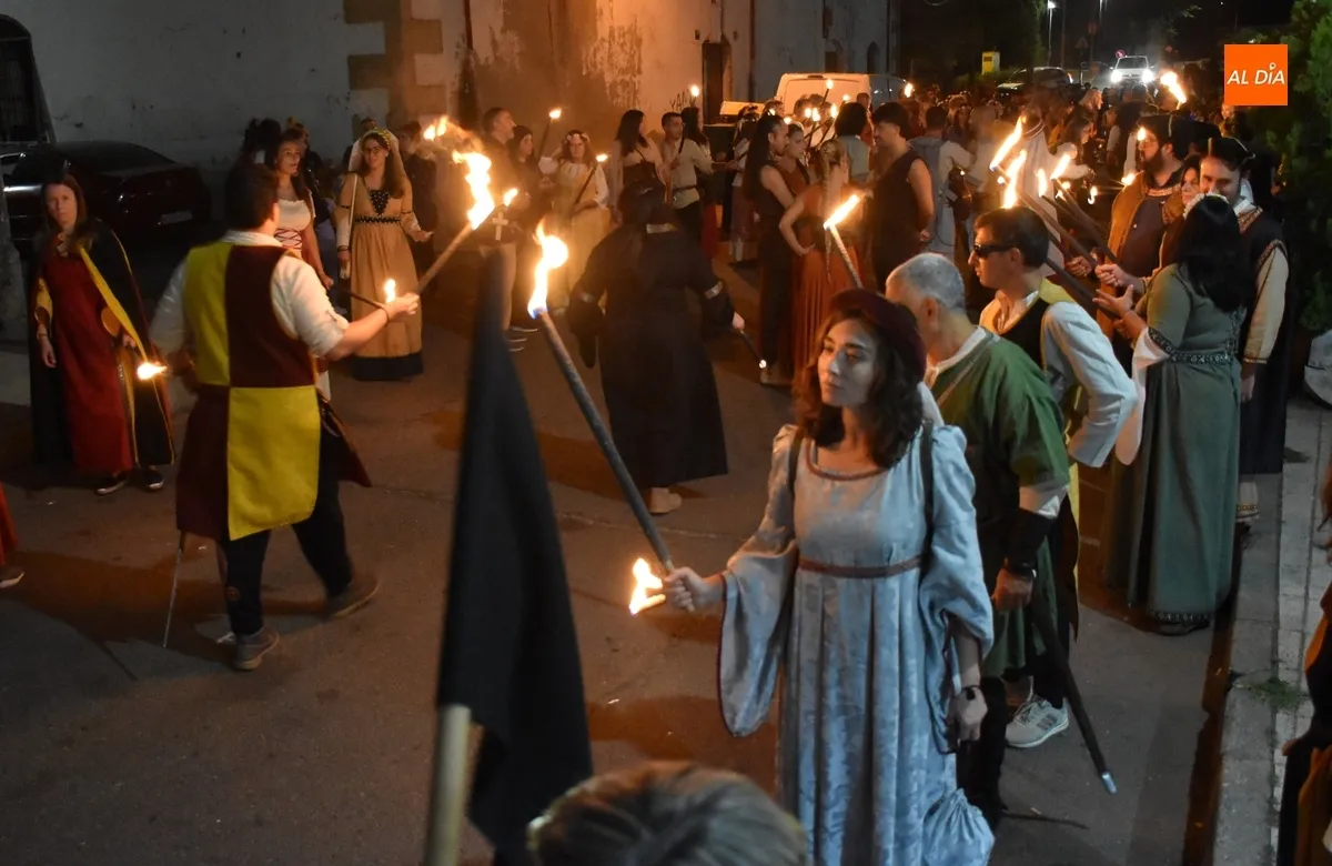 Foto 7 - Ciudad Rodrigo recibe entre m&uacute;ltiples vivas a los Reyes en un concurrid&iacute;simo desfile