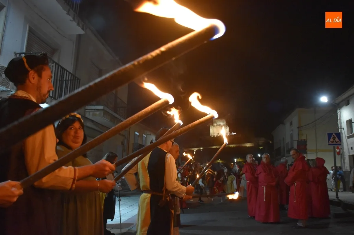 Foto 8 - Ciudad Rodrigo recibe entre m&uacute;ltiples vivas a los Reyes en un concurrid&iacute;simo desfile