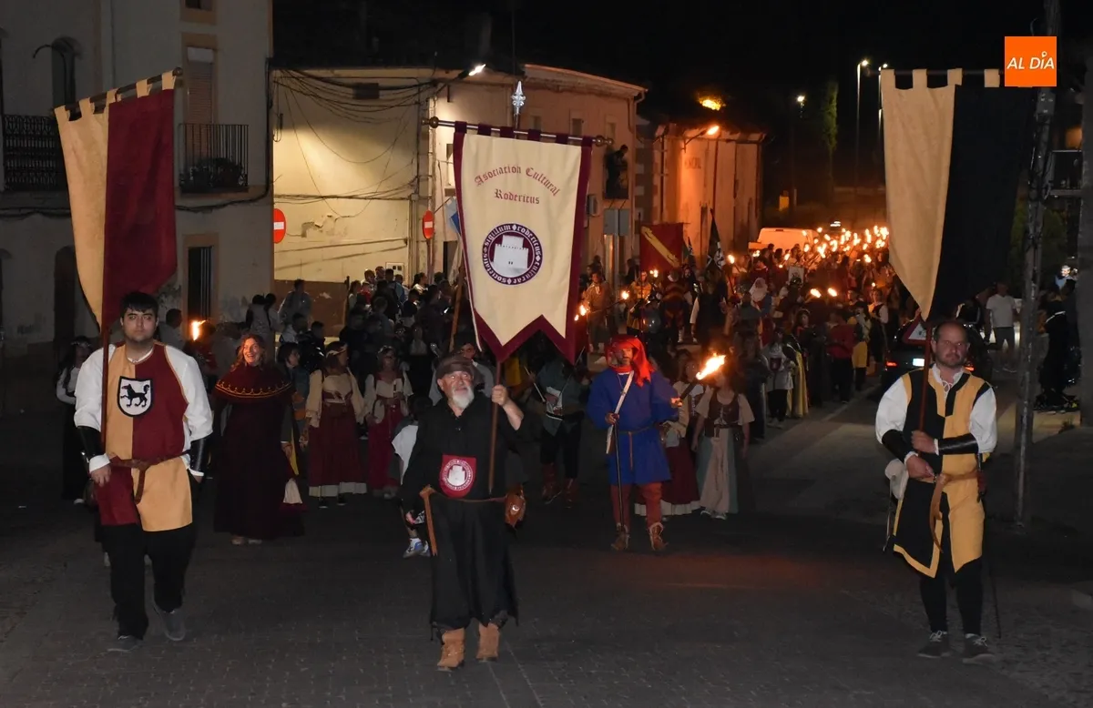 Foto 9 - Ciudad Rodrigo recibe entre m&uacute;ltiples vivas a los Reyes en un concurrid&iacute;simo desfile