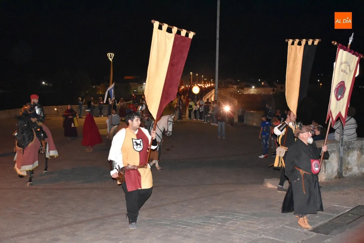 Foto 10 - Ciudad Rodrigo recibe entre m&uacute;ltiples vivas a los Reyes en un concurrid&iacute;simo desfile