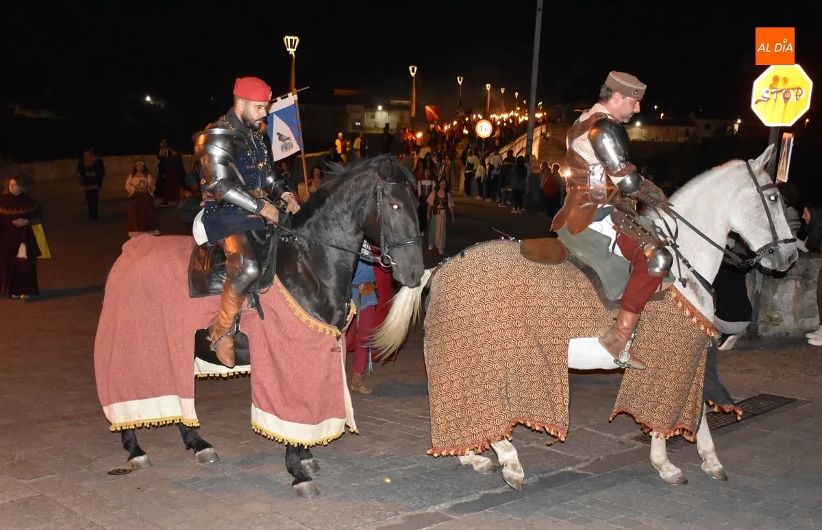 Foto 11 - Ciudad Rodrigo recibe entre m&uacute;ltiples vivas a los Reyes en un concurrid&iacute;simo desfile