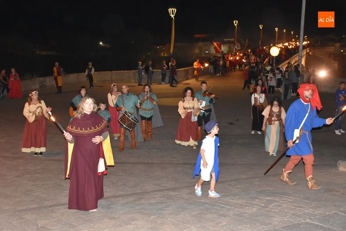 Foto 12 - Ciudad Rodrigo recibe entre m&uacute;ltiples vivas a los Reyes en un concurrid&iacute;simo desfile