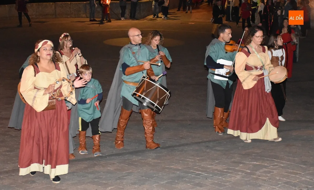 Foto 13 - Ciudad Rodrigo recibe entre m&uacute;ltiples vivas a los Reyes en un concurrid&iacute;simo desfile