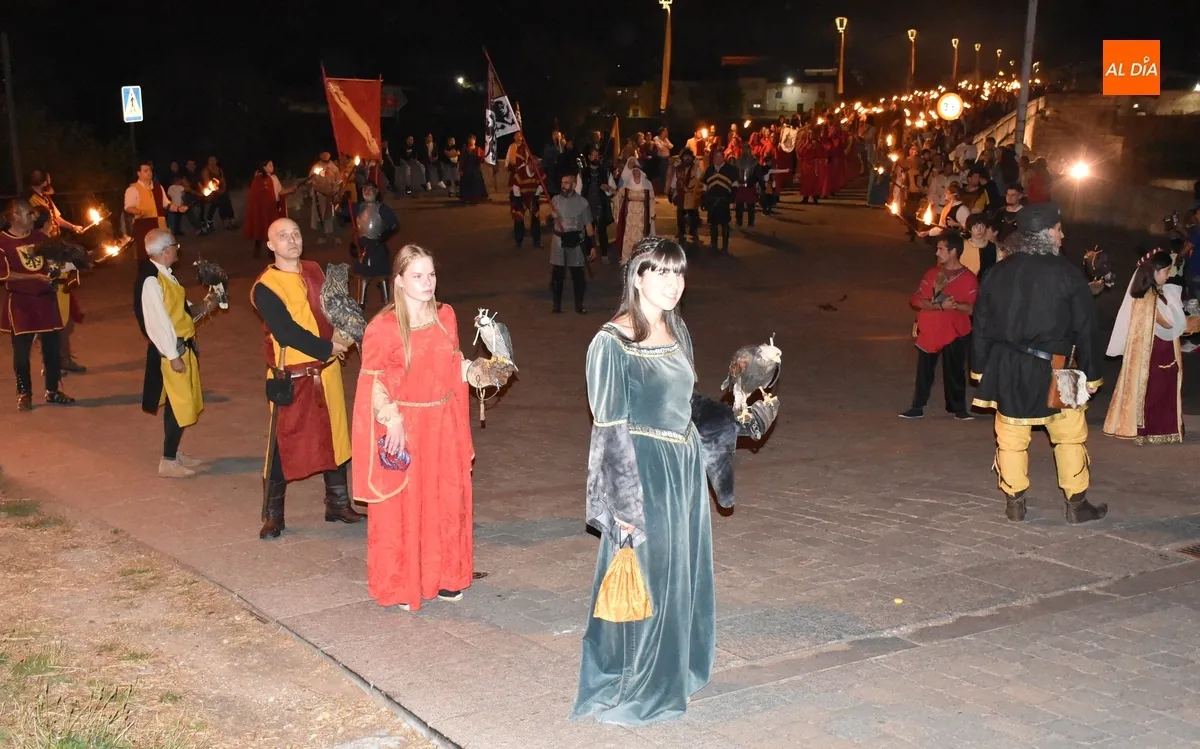 Foto 14 - Ciudad Rodrigo recibe entre m&uacute;ltiples vivas a los Reyes en un concurrid&iacute;simo desfile