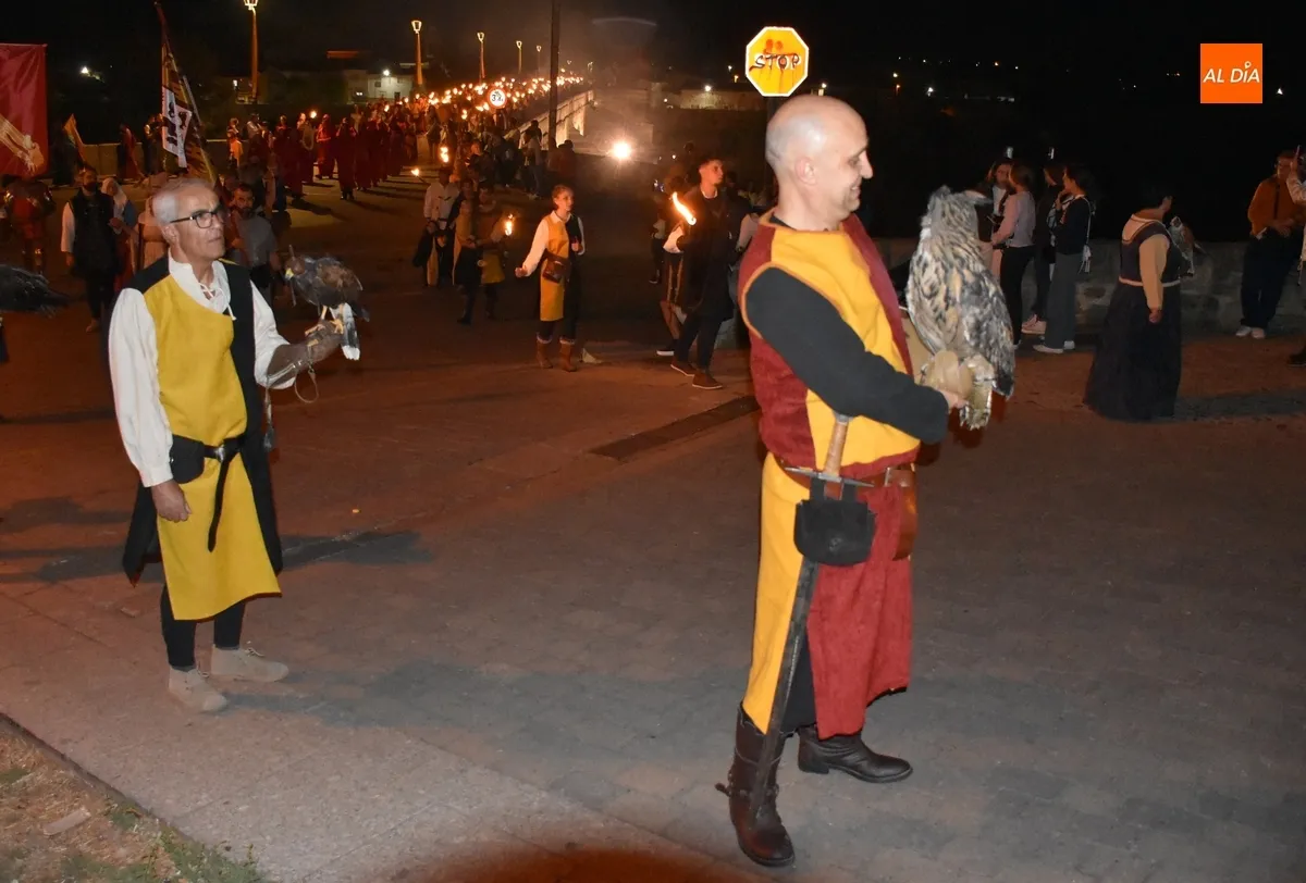 Foto 15 - Ciudad Rodrigo recibe entre m&uacute;ltiples vivas a los Reyes en un concurrid&iacute;simo desfile