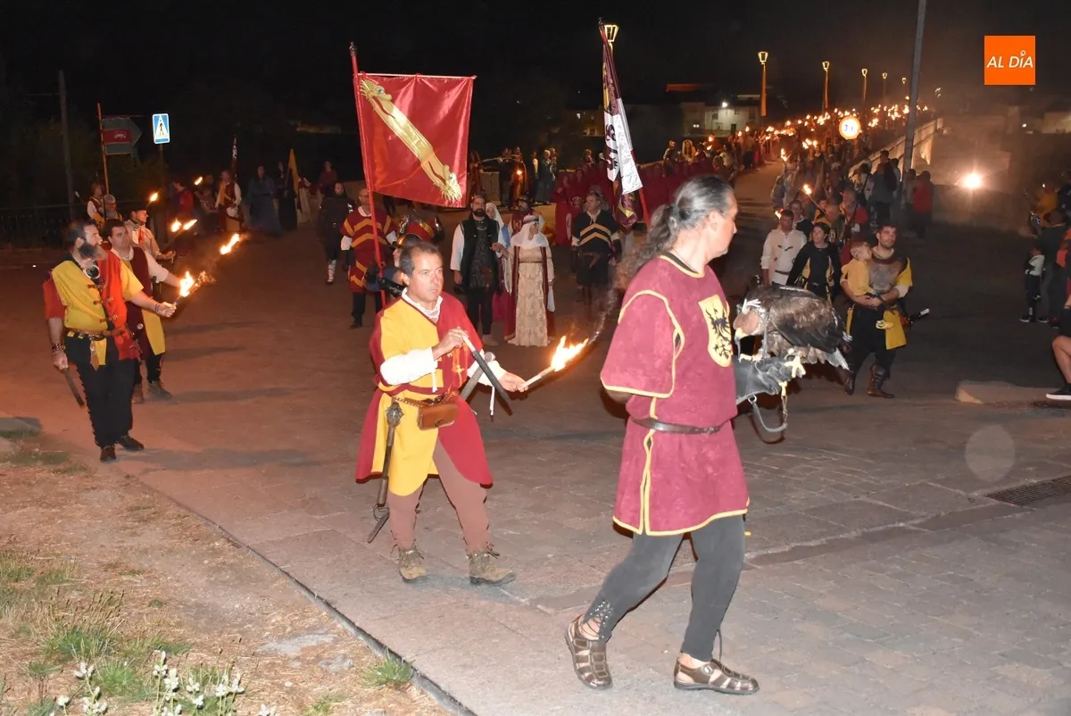 Foto 16 - Ciudad Rodrigo recibe entre m&uacute;ltiples vivas a los Reyes en un concurrid&iacute;simo desfile