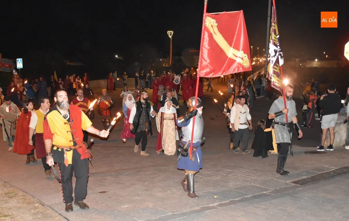 Foto 17 - Ciudad Rodrigo recibe entre m&uacute;ltiples vivas a los Reyes en un concurrid&iacute;simo desfile