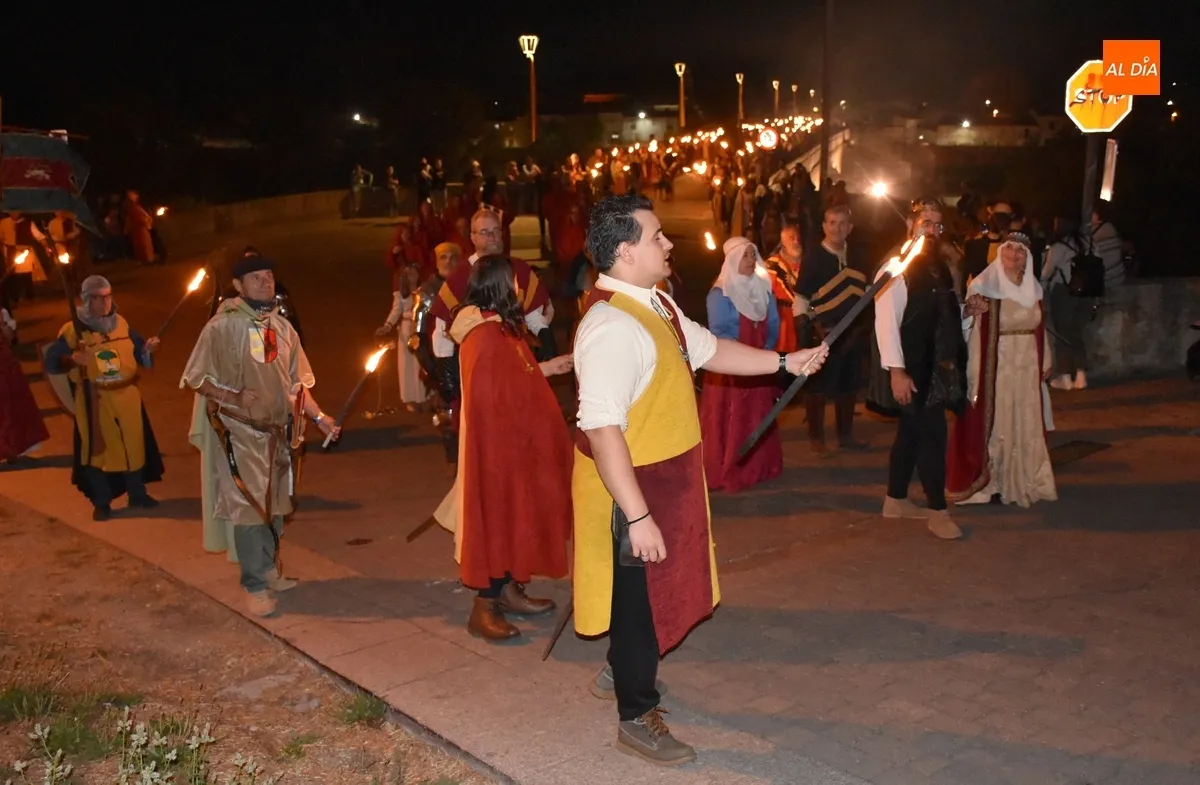 Foto 18 - Ciudad Rodrigo recibe entre m&uacute;ltiples vivas a los Reyes en un concurrid&iacute;simo desfile