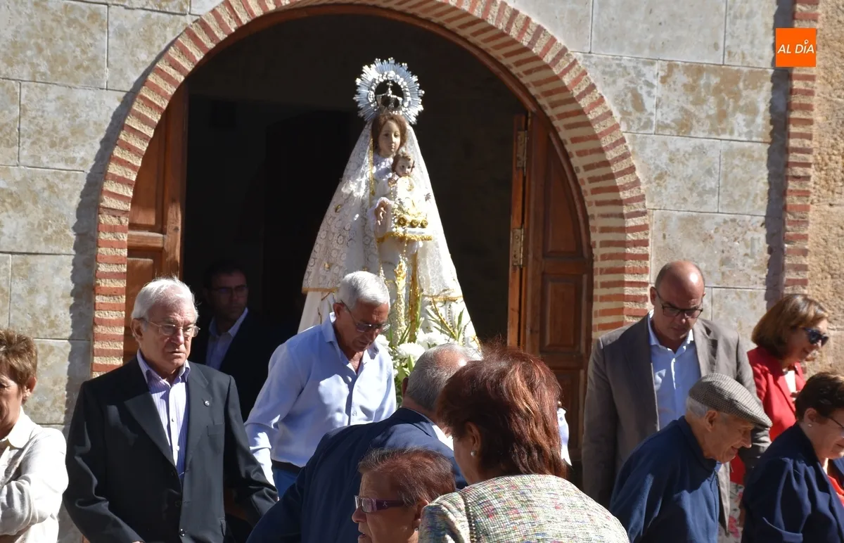 Foto 2 - La Reina del Arrabal del Puente recorre sus calles bajo un sol radiante