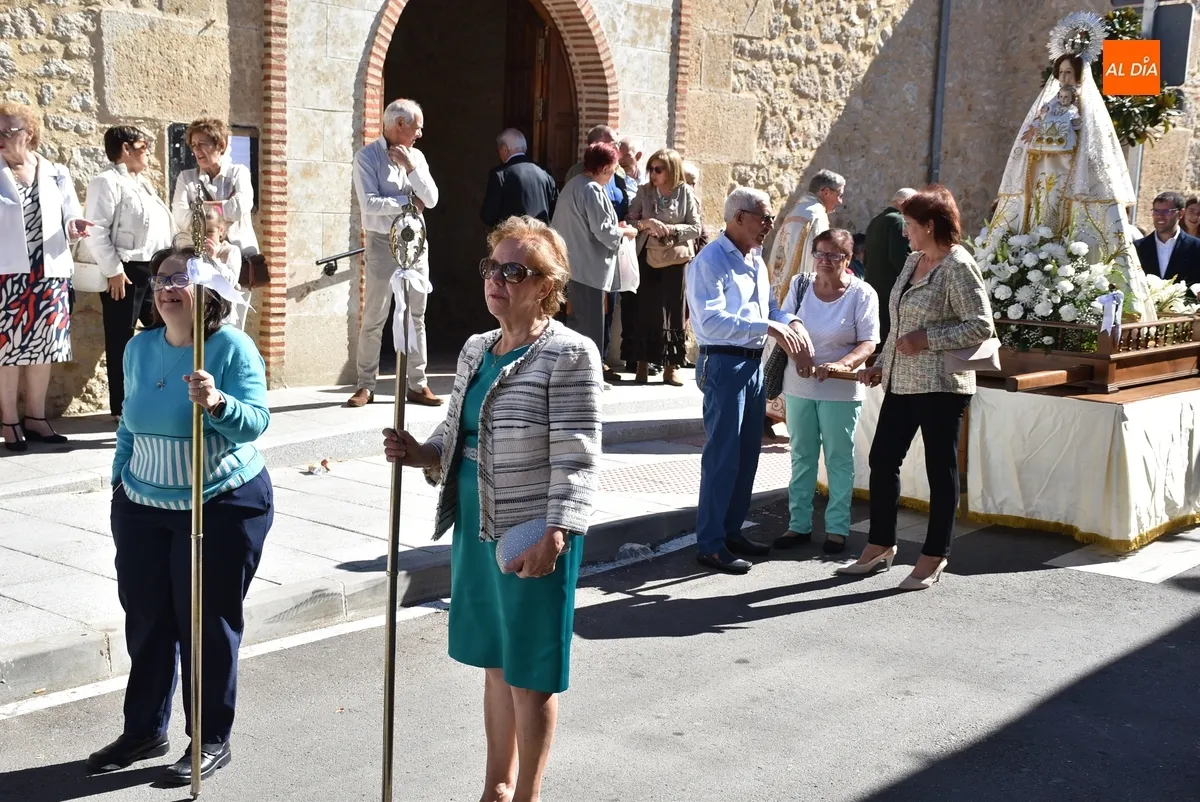 Foto 4 - La Reina del Arrabal del Puente recorre sus calles bajo un sol radiante