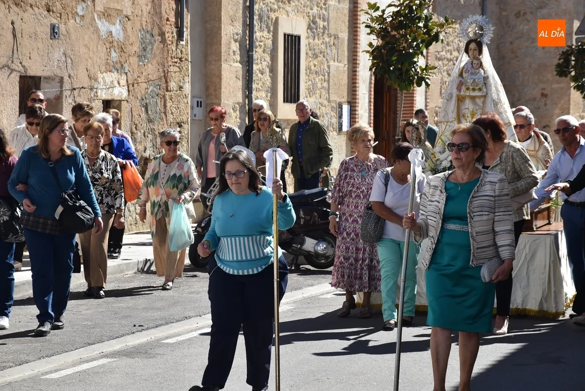 Foto 5 - La Reina del Arrabal del Puente recorre sus calles bajo un sol radiante