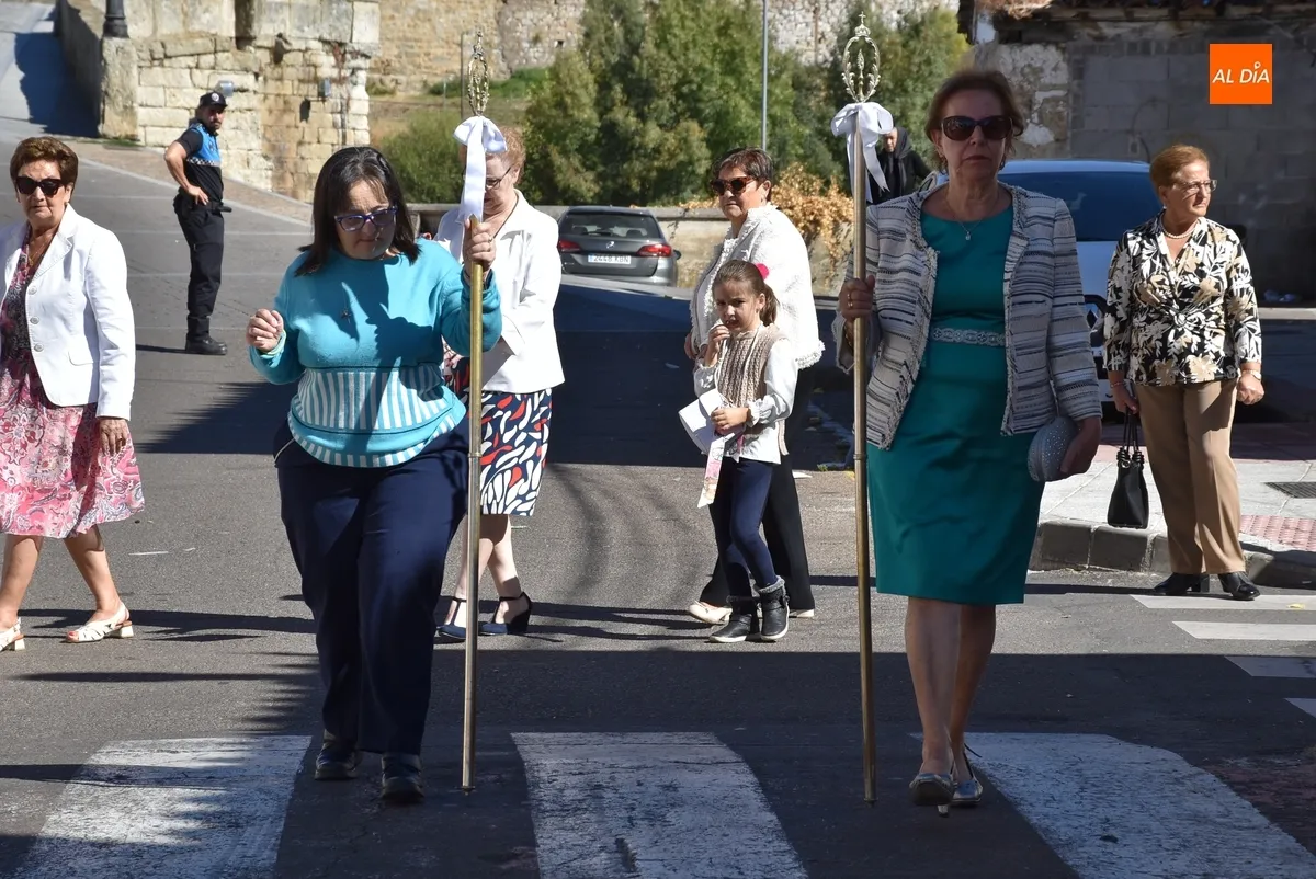 Foto 6 - La Reina del Arrabal del Puente recorre sus calles bajo un sol radiante