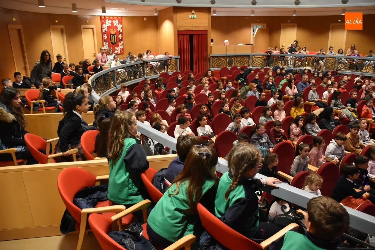 Foto 3 - Escolares de Primaria inician la semana descubriendo la historia de &lsquo;El gato con botas de agua&rsquo;