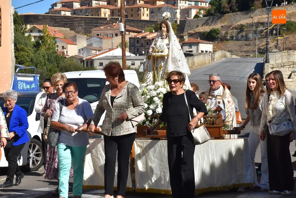 Foto 8 - La Reina del Arrabal del Puente recorre sus calles bajo un sol radiante