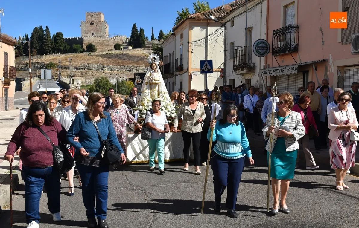 Foto 9 - La Reina del Arrabal del Puente recorre sus calles bajo un sol radiante