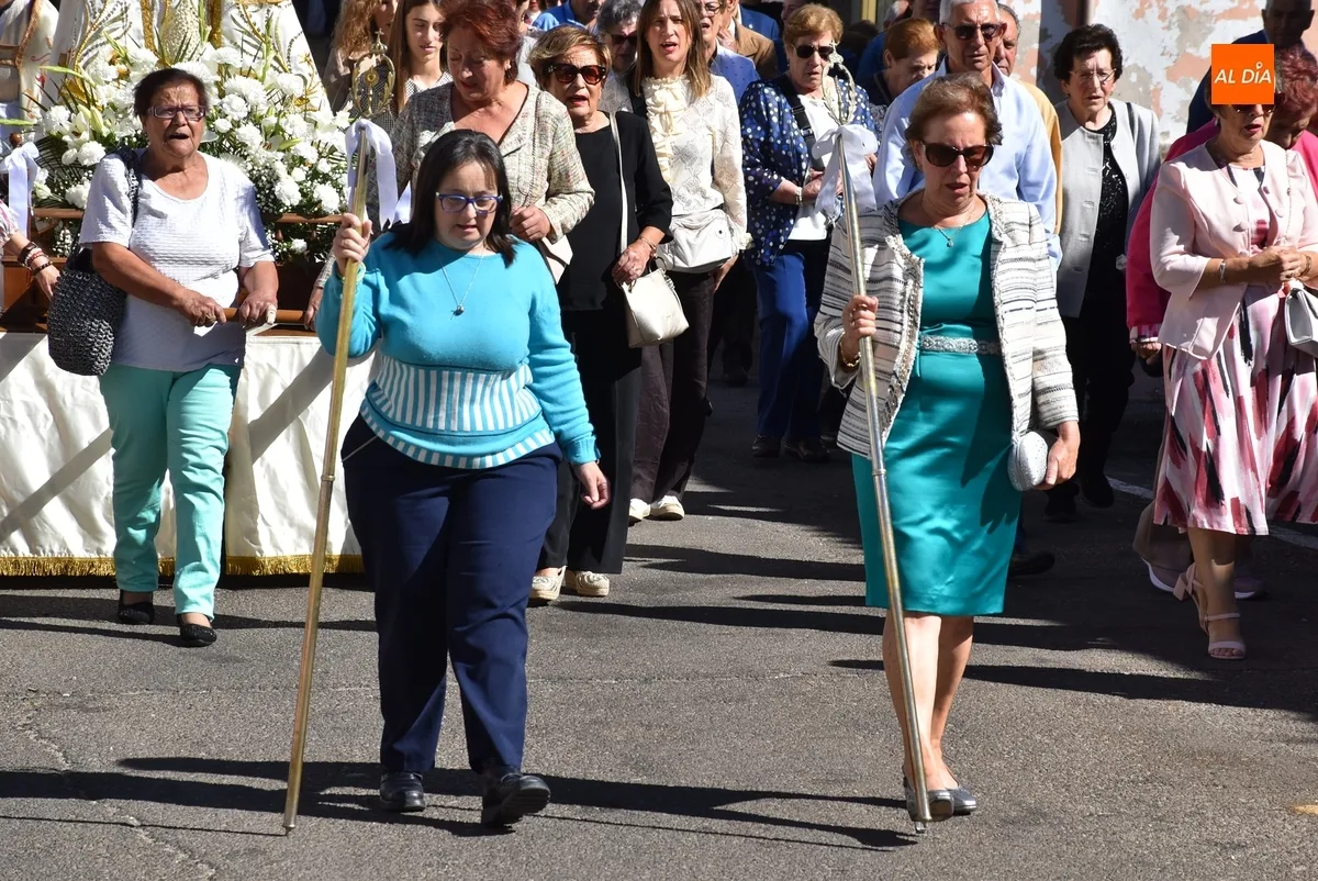 Foto 10 - La Reina del Arrabal del Puente recorre sus calles bajo un sol radiante