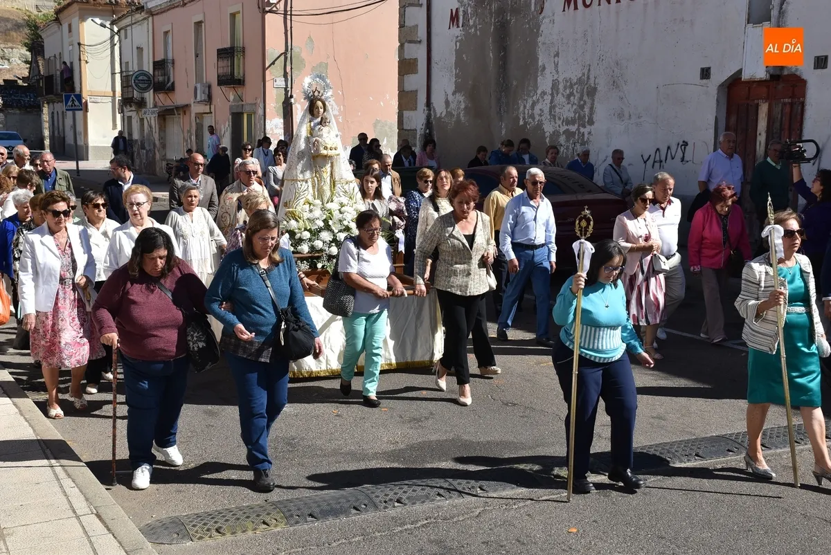Foto 11 - La Reina del Arrabal del Puente recorre sus calles bajo un sol radiante