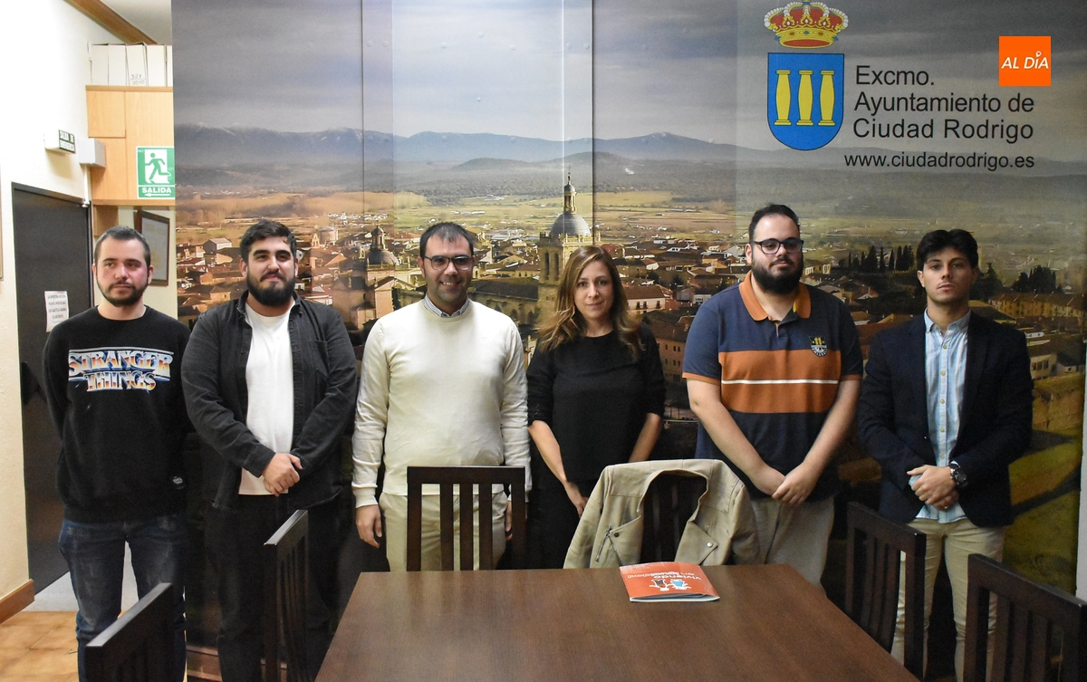 Cuatro jóvenes viven en el Ayuntamiento su primera experiencia laboral en una Administración Pública